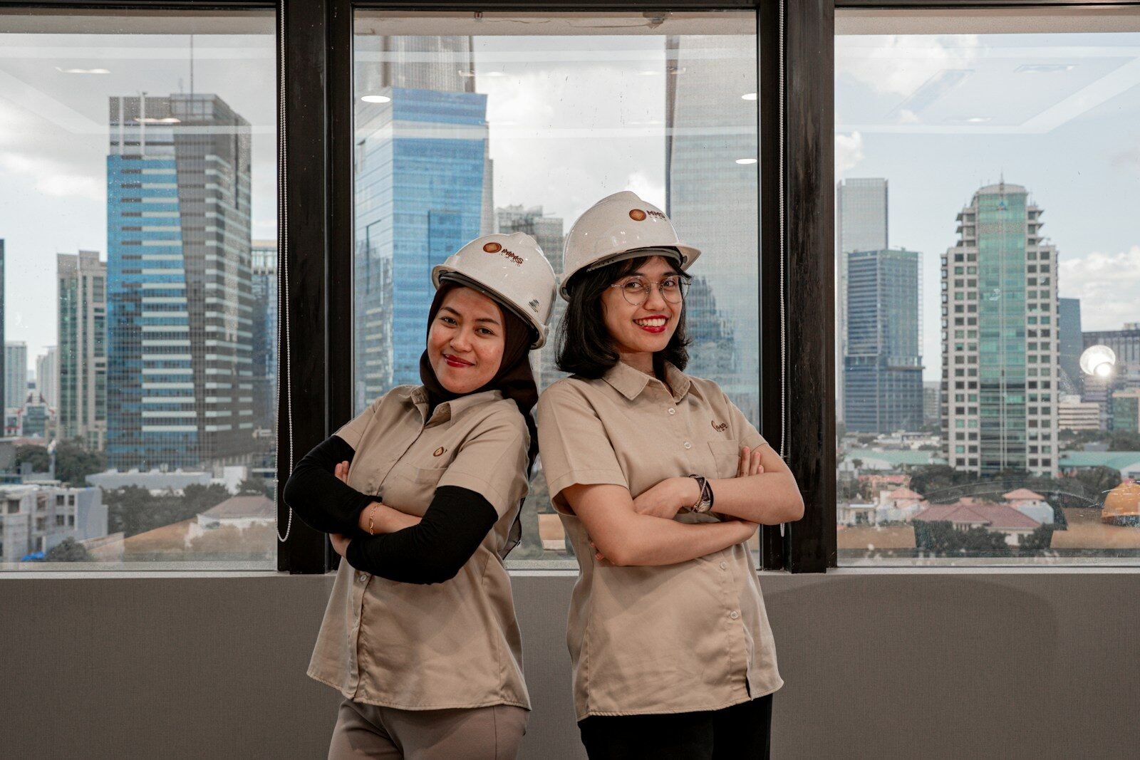 Le 1-to-1 hebdomadaire : éliminer le reporting technique Two women in hard hats and uniforms