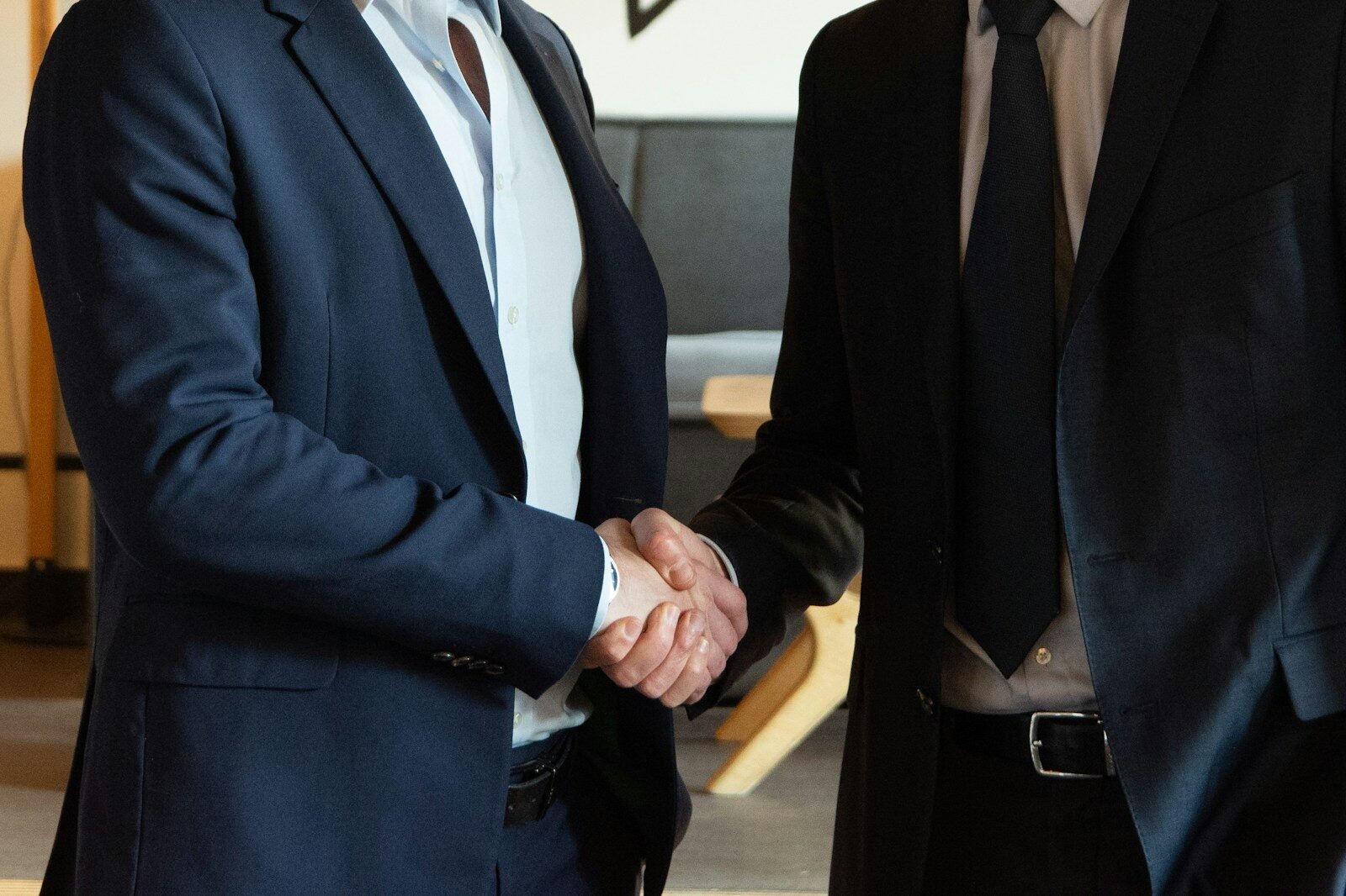 Le premier jour sur site : réussir l'accueil dès la première heure Two business partners shaking hands in agreement