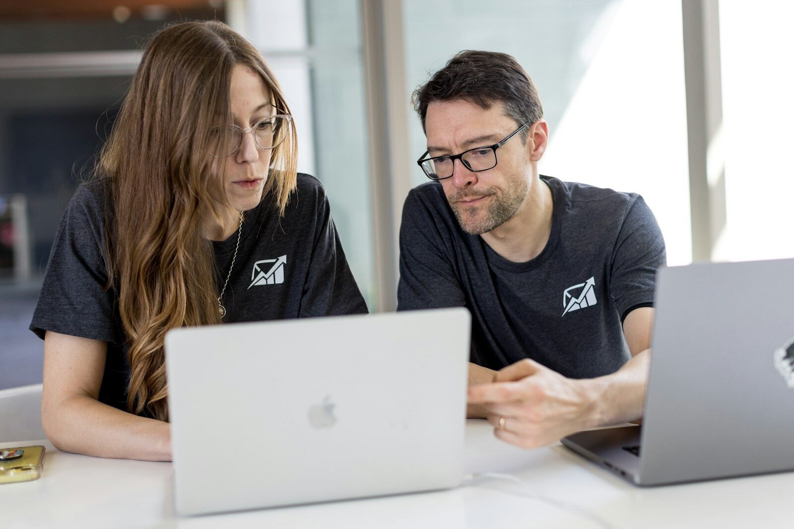 Comment sauver une période d'essai? a man and a woman looking at a laptop